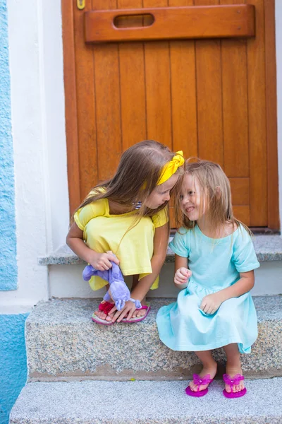 Yaz tatili sırasında sevimli küçük kızlar — Stok fotoğraf