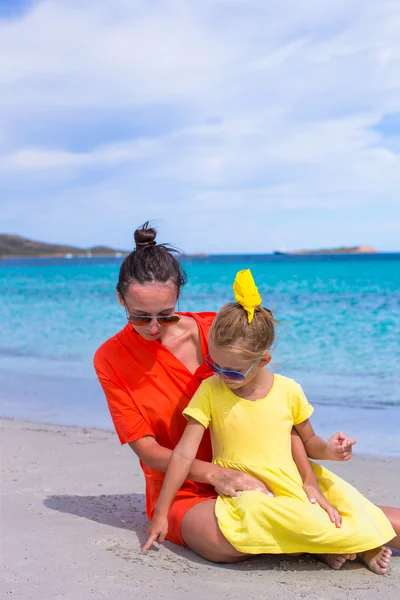 Ragazzina e mamma felice durante le vacanze al mare tropicale — Foto Stock