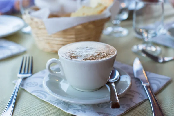 Delizioso e gustoso cappuccino per la colazione al caffè — Foto Stock