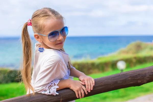 Adorable niña al aire libre durante las vacaciones de verano —  Fotos de Stock