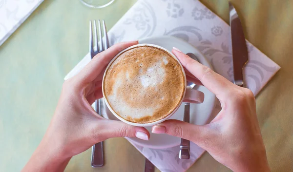 Delizioso cappuccino aromatico per la prima colazione in un caffè del resort — Foto Stock
