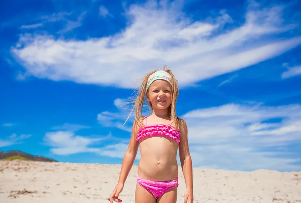 可爱的小女孩享受热带海滩度假 — 图库照片
