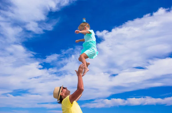 Unga far och dotter ha kul på stranden — Stockfoto