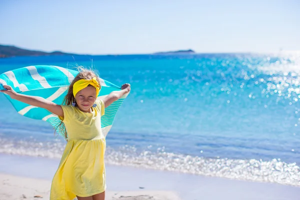 Kleines entzückendes Mädchen mit Badetuch im Tropenurlaub — Stockfoto