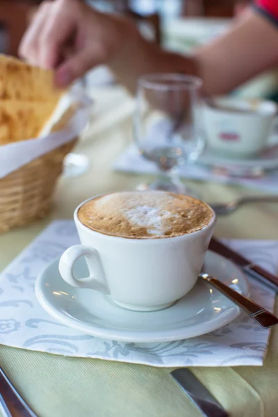 Delizioso e gustoso cappuccino per la colazione al caffè — Foto Stock