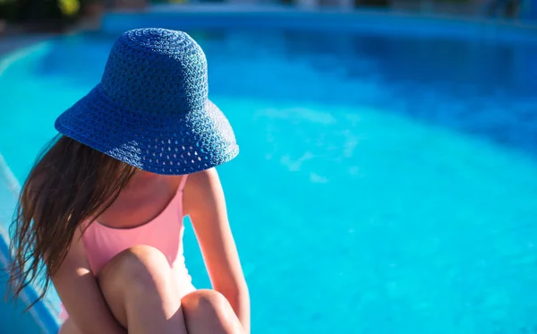 Hermosa chica joven relajándose cerca de la piscina — Foto de Stock