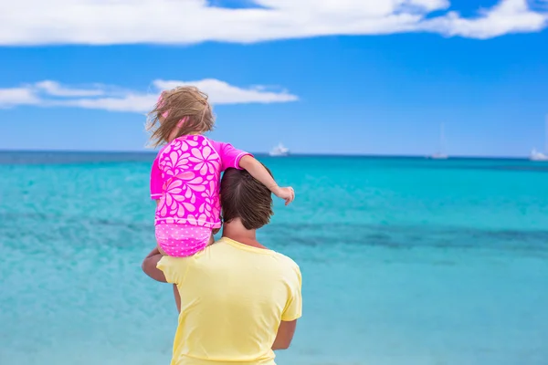 Mladý otec a malá dcerka bavit během tropická pláž dovolená — Stock fotografie