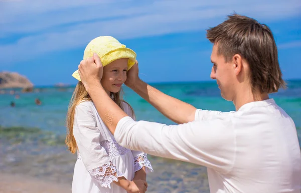 Urocza mała dziewczynka i szczęśliwy tata podczas wakacji na plaży — Zdjęcie stockowe