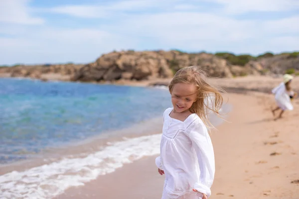 Entzückendes kleines Mädchen am tropischen Strand im Urlaub — Stockfoto