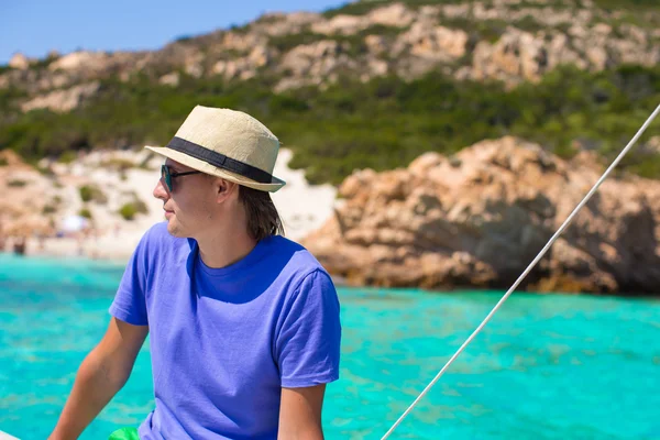 Giovane uomo godere di vacanze estive in barca — Foto Stock