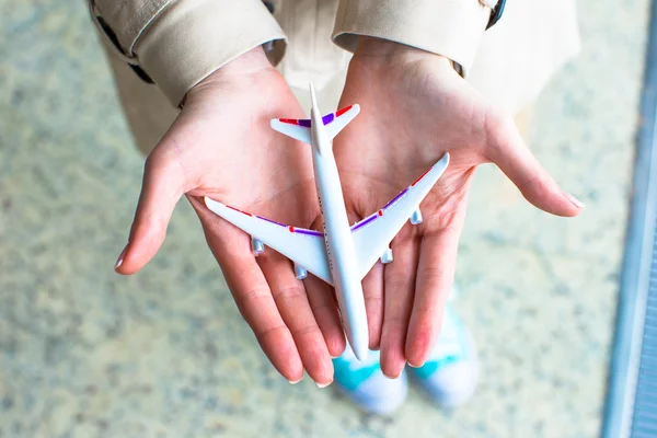 Primer plano sosteniendo un modelo de avión en el aeropuerto — Foto de Stock