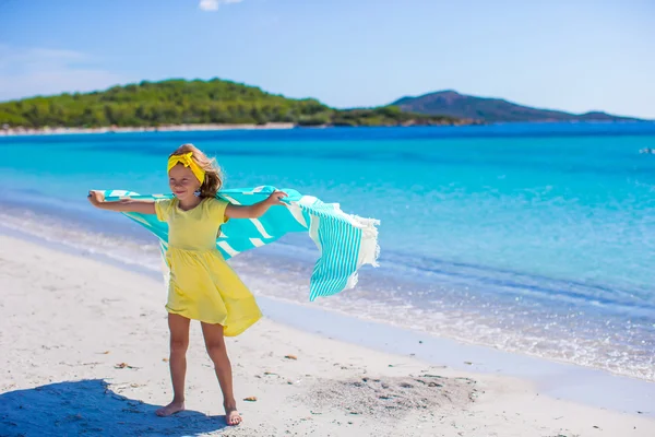 Little adorable girl with beach towel during tropical vacation — Stock Photo, Image