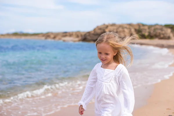 Adorable niña en la playa tropical durante las vacaciones — Foto de Stock