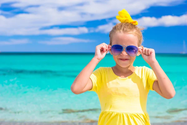 Adorabile bambina divertirsi sulla spiaggia tropicale durante le vacanze — Foto Stock