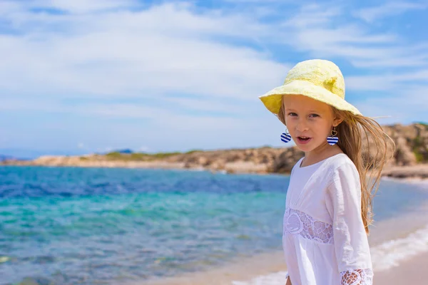 Очаровательная маленькая девочка на тропическом пляже во время отдыха — стоковое фото