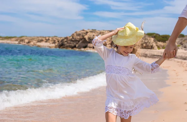 Tropikal plaj tatil sırasında sevimli küçük kız — Stok fotoğraf