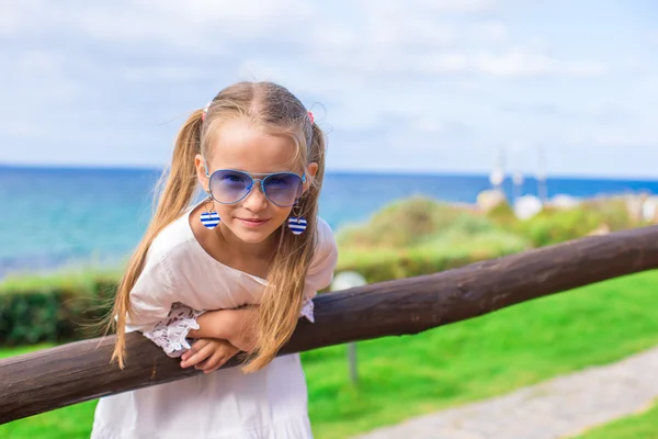 Rozkošná holčička venku během letních prázdnin — Stock fotografie