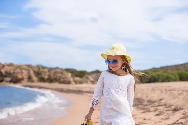 Adorabile bambina sulla spiaggia tropicale durante le vacanze — Foto Stock