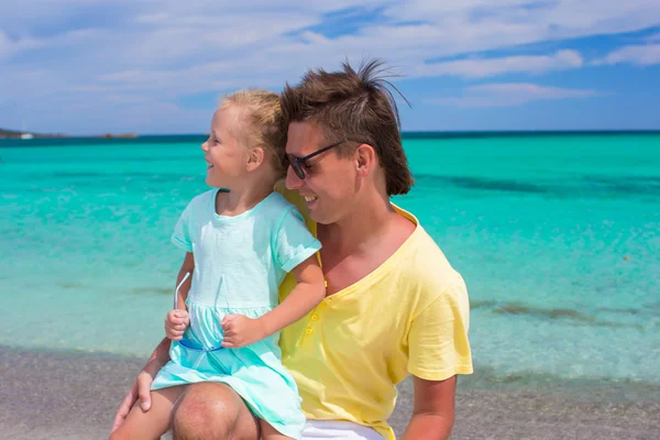 Jeune père et petite fille pendant les vacances à la plage tropicale — Photo