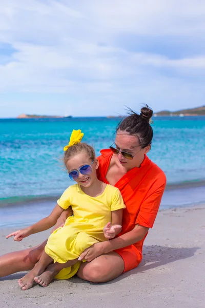 Niña y mamá feliz durante las vacaciones en la playa tropical —  Fotos de Stock