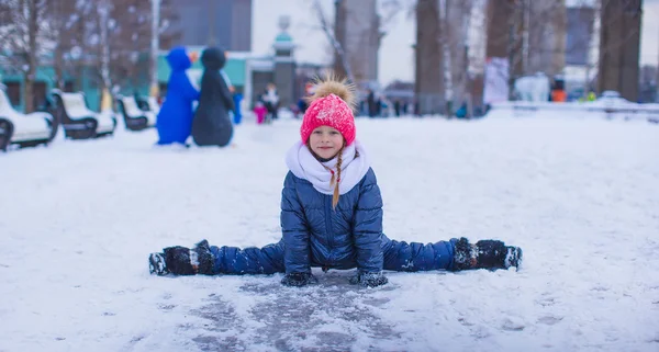 Søt liten pike ute i parken på vinterdagen. – stockfoto