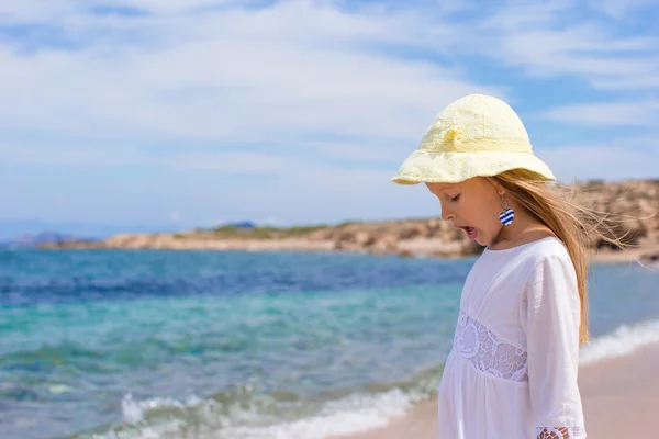 Tropikal plaj tatil sırasında sevimli küçük kız — Stok fotoğraf