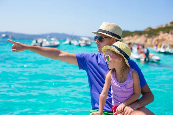 Giovane padre con adorabile ragazza a riposo su una grande barca — Foto Stock