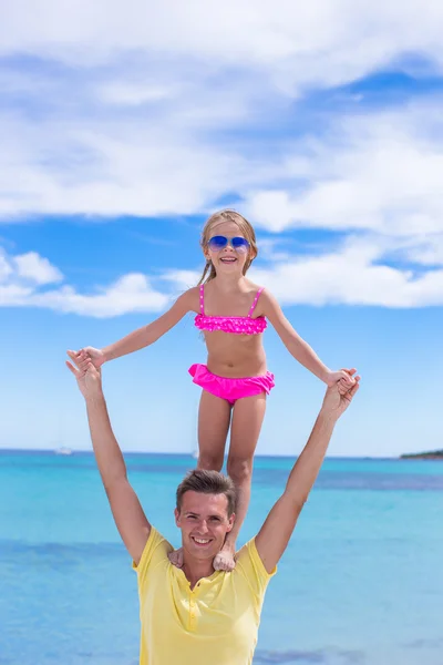 年轻的父亲和小女儿在热带海滩度假期间有乐趣 — 图库照片