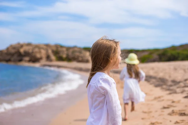 Bedårande söta flickor har kul på vita stranden under semester — Stockfoto