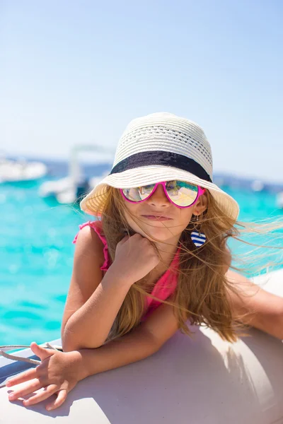 Carina bambina godendo di vela in barca in mare aperto — Foto Stock