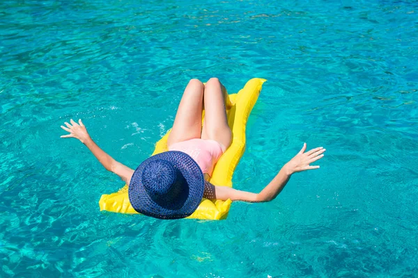 Женщина отдыхает на надувном матрасе в чистом море Стоковое Фото
