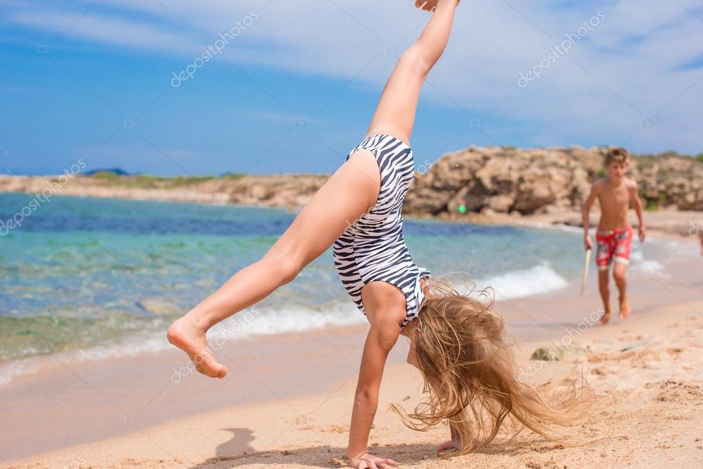 Девочки дети пляж. Мелкая на пляже. Маленькая гимнастка на море. Гимнастки на пляже. Девочка 10 лет на море.