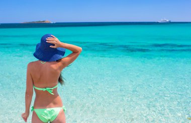 Genç güzel kız beyaz kum tropik sahilde rahatlatıcı