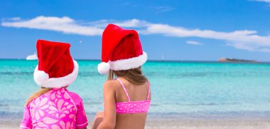 Noel Baba şapkaları beach tatil sırasında küçük sevimli kız