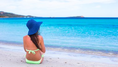 Yaz tatili sırasında tropikal plaj rahatlatıcı kadına arkadan görünüm