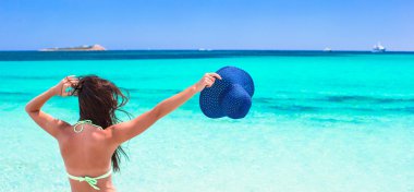 Genç güzel kadını rahatlatıcı, beyaz kum tropikal plaj