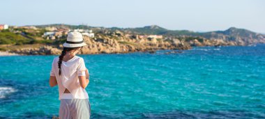 Yaz tatili sırasında genç güzel kız