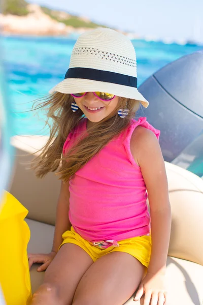 Menina bonito gostando de velejar em barco no mar aberto — Fotografia de Stock