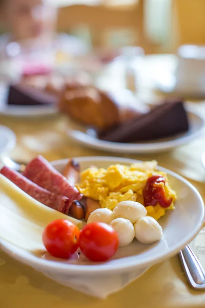 Здоровий сніданок на столі крупним планом у відкритому кафе — стокове фото