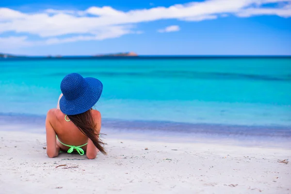 Vue arrière de la femme à la plage tropicale pendant les vacances d'été — Photo
