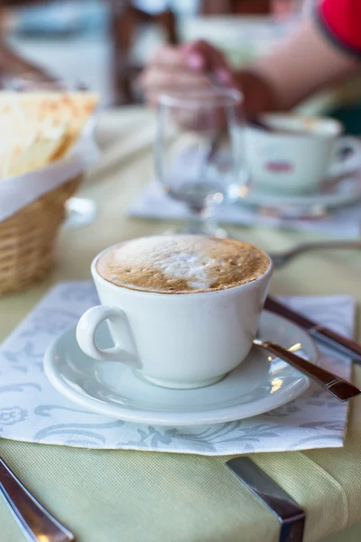 Chutné a šťavnaté cappuccino na snídani v kavárně — Stock fotografie