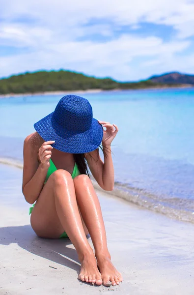 Young beautiful girl relaxing at white sand tropical beach — Stock Photo, Image