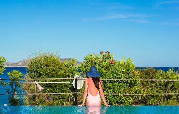 Mujer joven relajándose cerca de la piscina —  Fotos de Stock