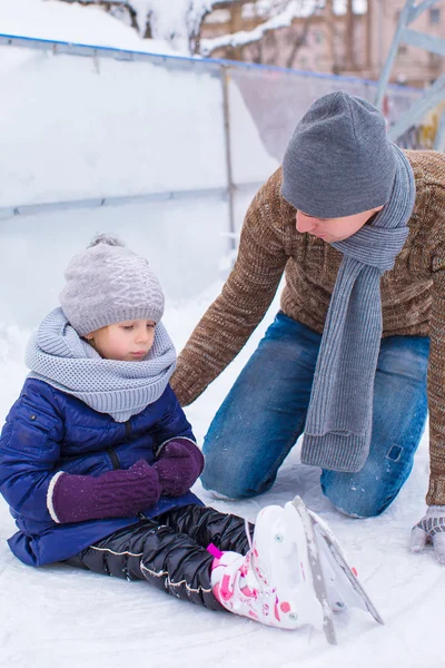 Glücklicher Vater und kleines Mädchen im Urlaub auf der Eisbahn — Stockfoto