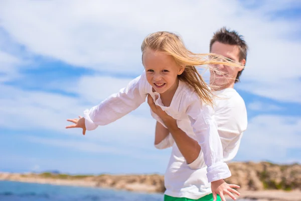 Bedårande liten flicka och lycklig far under strandsemester — Stockfoto