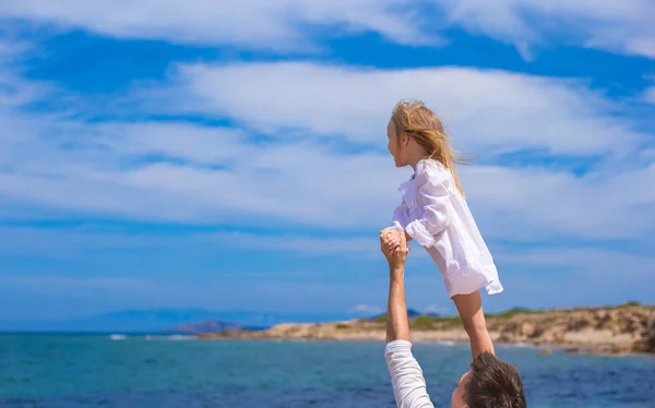 사랑 스러운 작은 소녀와 해변 휴가 기간 동안 행복 한 아버지 — 스톡 사진