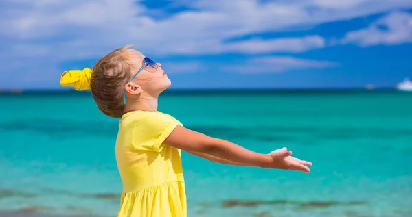 Adorable niña se divierten en la playa tropical durante las vacaciones —  Fotos de Stock