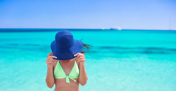 Happy young girl enjoy tropical beach vacation — Stock Photo, Image