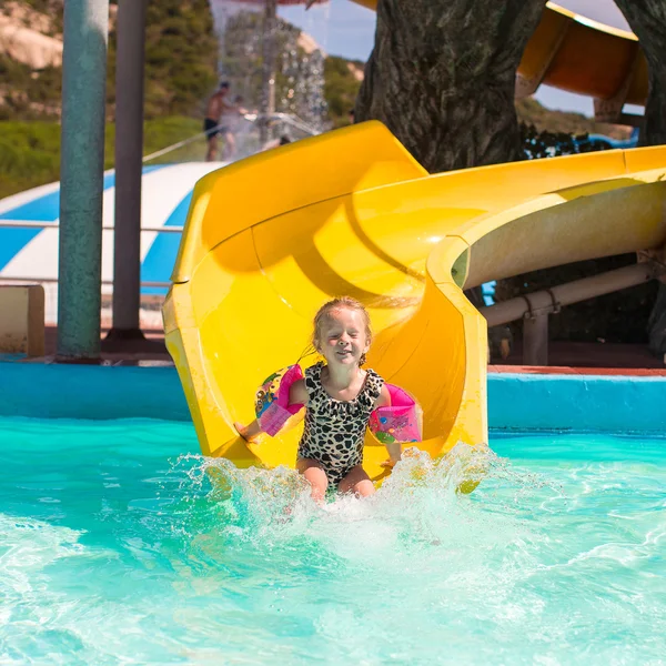 여름 휴가 기간 동안 aquapark에서 워터 슬라이드에 어린 소녀 — 스톡 사진