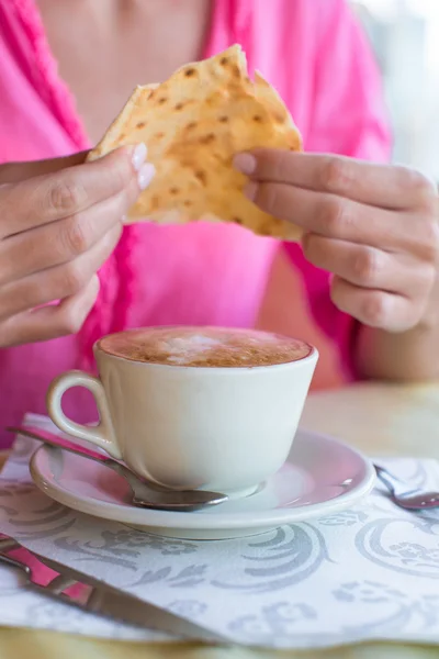 Delizioso e gustoso cappuccino per la colazione al caffè — Foto Stock